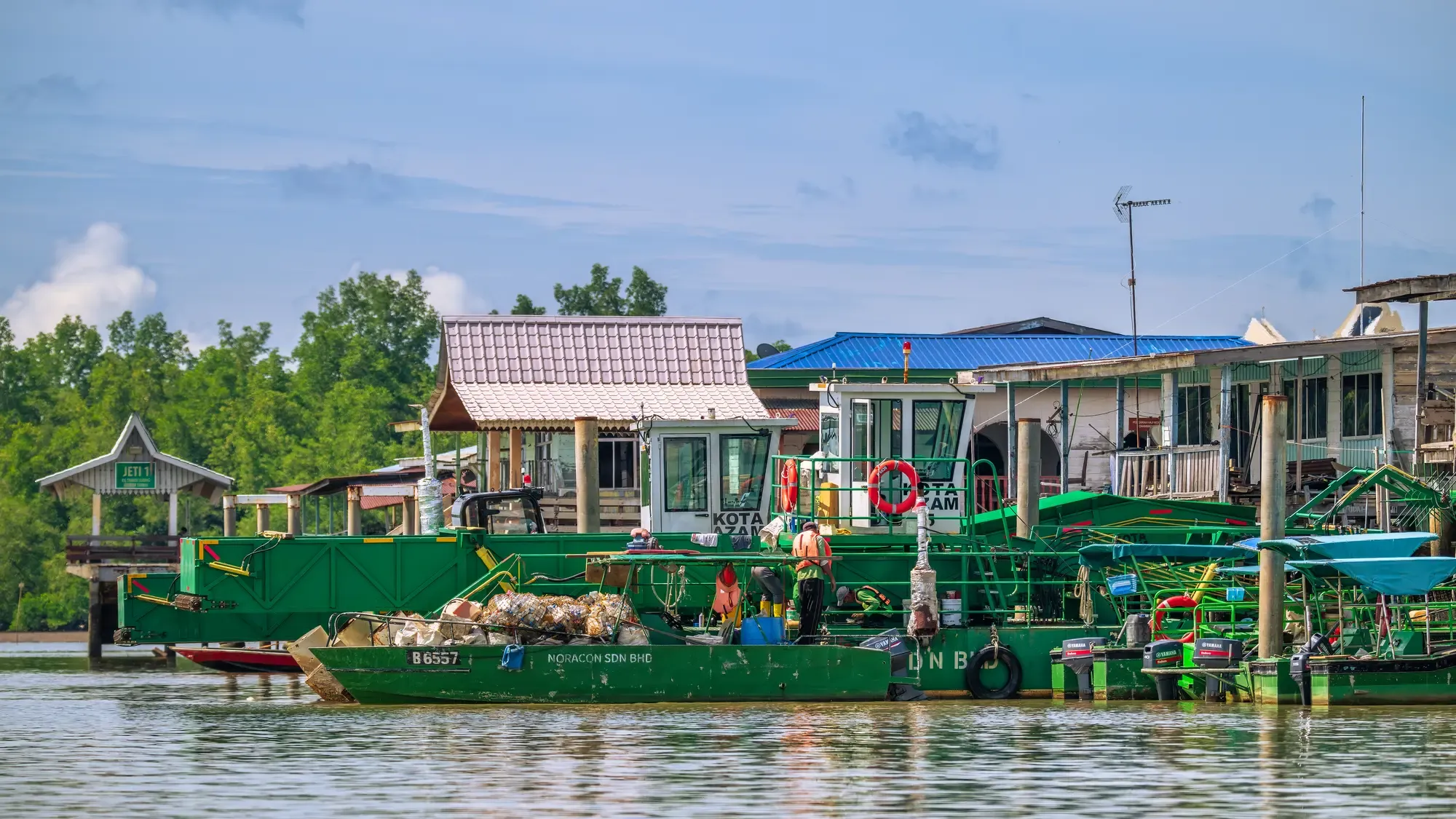 Svoz odpadu lodí ve vodní čtvrti Kampong Ayer