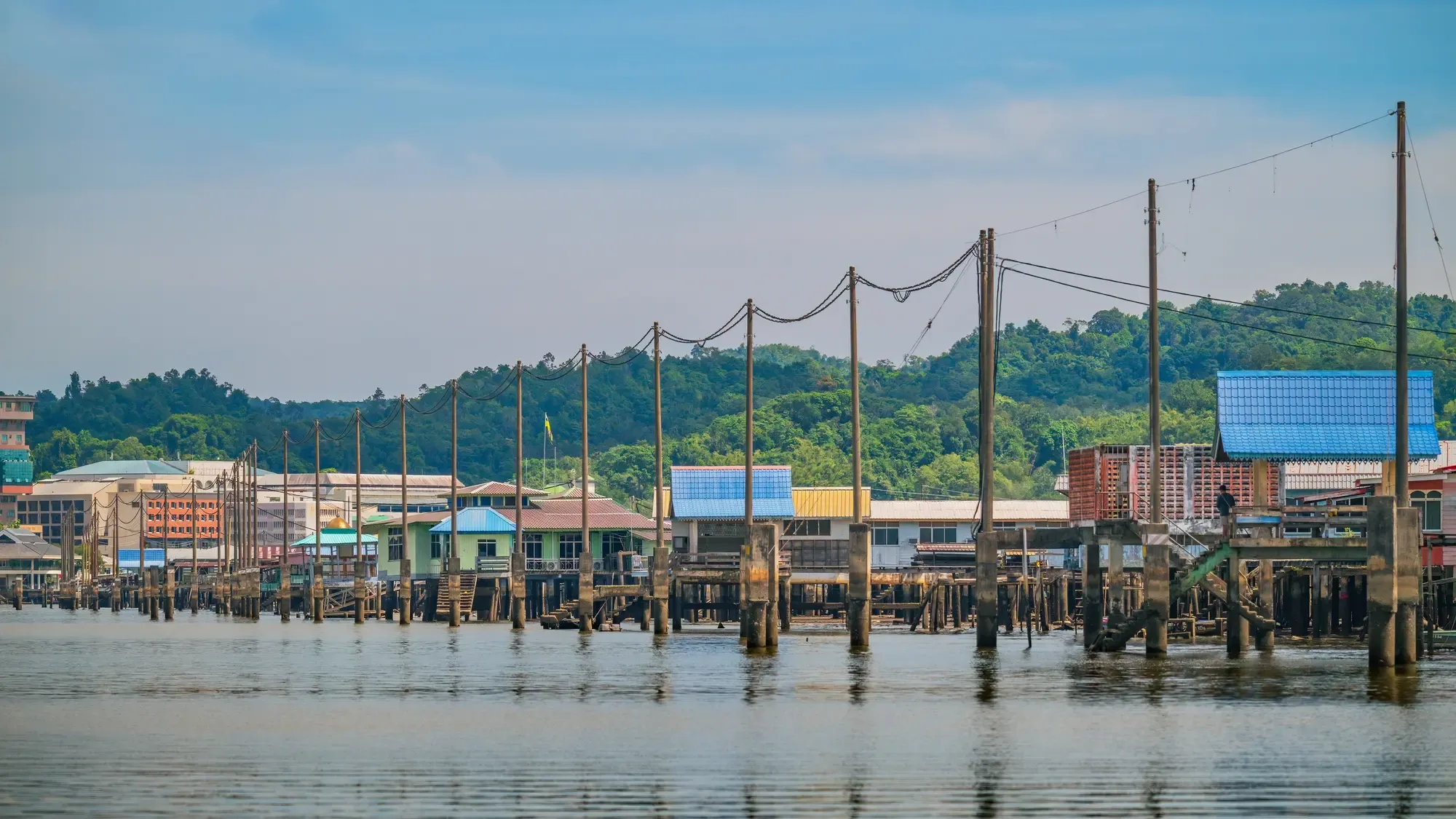 Domy na kůlech ve vodní čtvrti Kampong Ayer