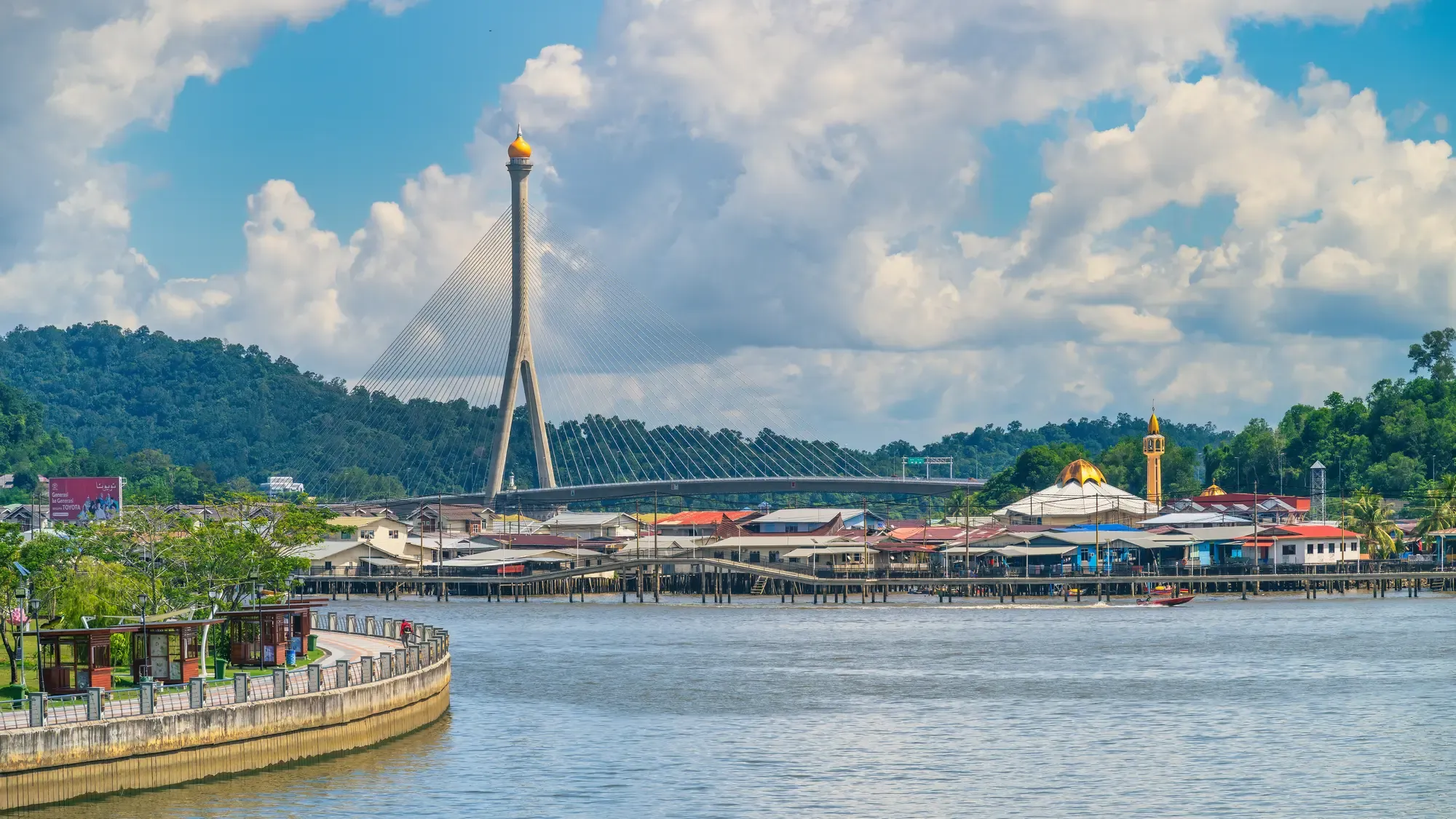 Most královny nad vodní čtvrtí Kampong Ayer